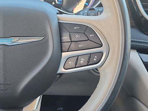 Used 2021 Chrysler Pacifica Limited w/ Uconnect Theater Family Group image 16