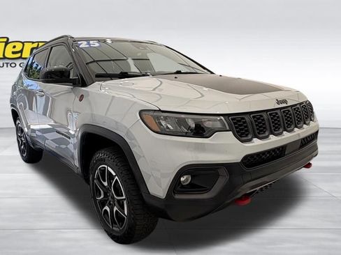 Used 2025 Jeep Compass Trailhawk AWD/4WD image 6