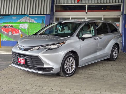 Used 2023 Toyota Sienna LE image 1
