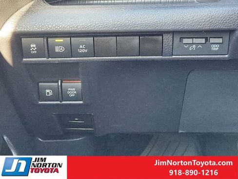 Used 2025 Toyota Sienna Limited image 23