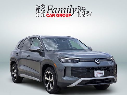 Used 2025 Volkswagen Tiguan SE FWD image 2