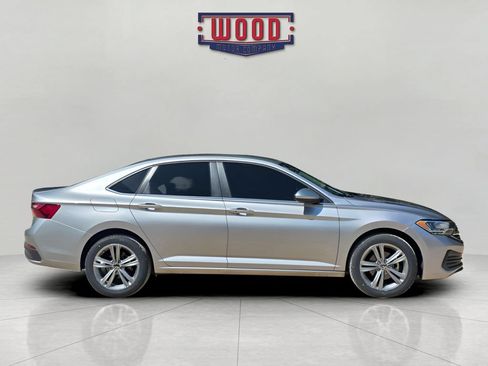 Used 2024 Volkswagen Jetta SE FWD image 2