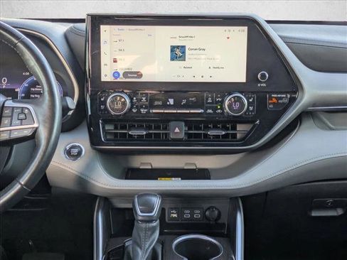 Used 2023 Toyota Highlander Limited image 14