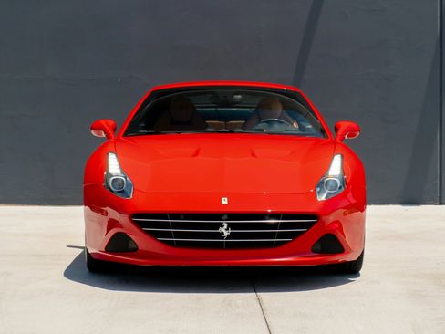 Used 2016 Ferrari California T RWD image 4