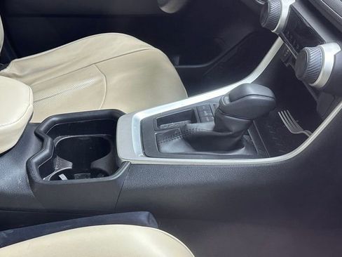 Used 2019 Toyota RAV4 LE image 5