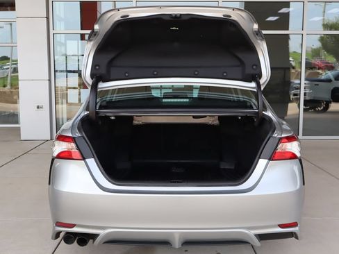 Used 2020 Toyota Camry SE w/ Sunroof Package FWD image 8