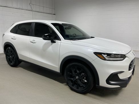 Used 2025 Honda HR-V Sport image 3