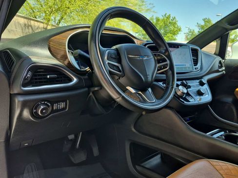 Used 2021 Chrysler Pacifica Pinnacle FWD image 2