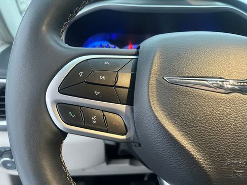 Used 2024 Chrysler Pacifica Touring-L image 19