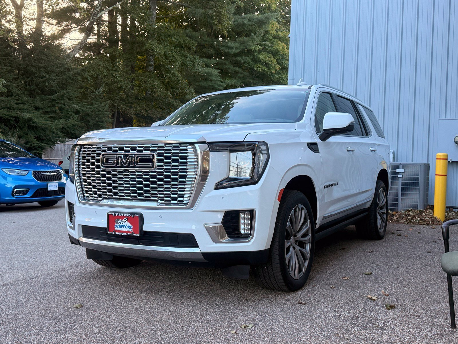 Used 2021 GMC Yukon Denali w/ Denali Premium Package AWD/4WD image 3