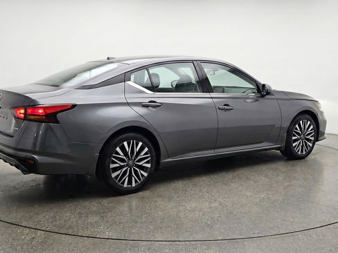 Used 2025 Nissan Altima 2.5 SV FWD image 9