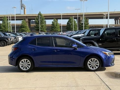 Used 2025 Toyota Corolla SE FWD image 3