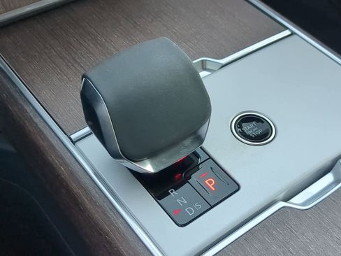 Used 2025 Land Rover Range Rover SE image 35