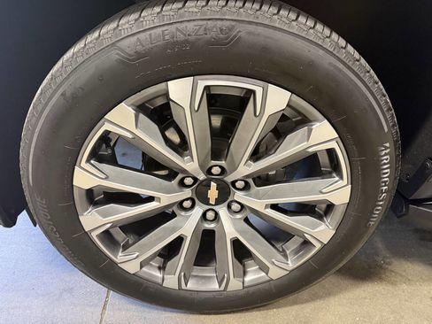 Used 2025 Chevrolet Suburban High Country image 8