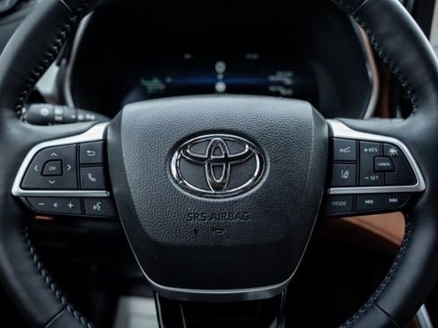 Used 2024 Toyota Highlander Platinum image 16