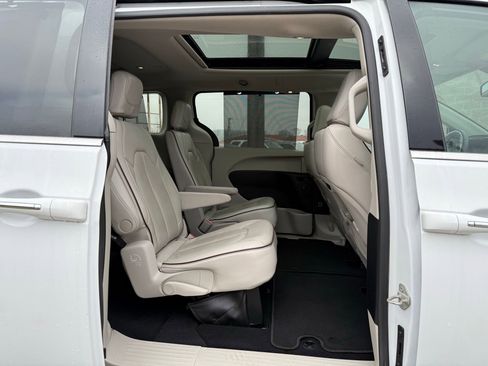 Used 2020 Chrysler Pacifica Limited image 30