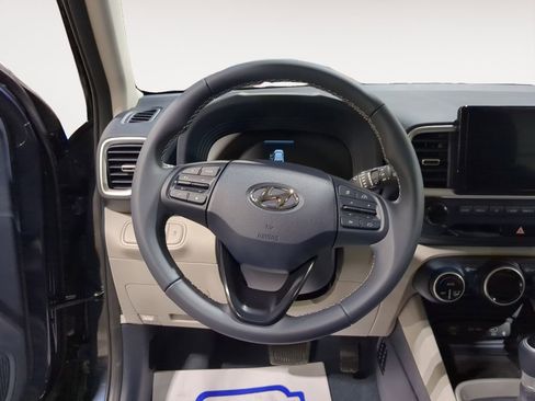 Used 2025 Hyundai Venue Limited image 12