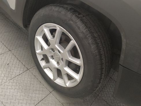 Used 2020 Jeep Renegade Latitude FWD image 31