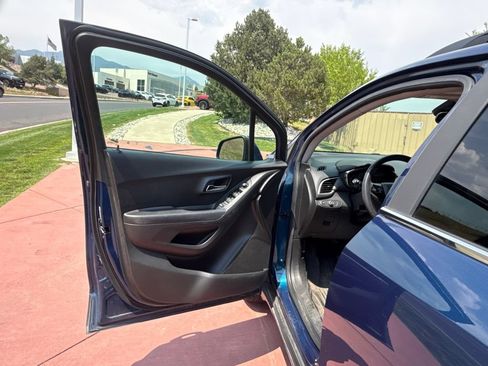 Used 2020 Chevrolet Trax LT AWD/4WD image 11