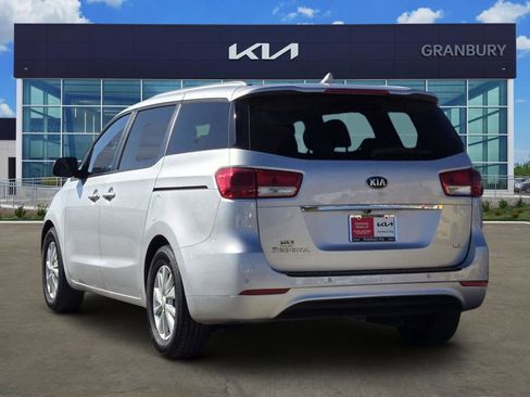 Used 2017 Kia Sedona LX w/ LX Essentials Premium Package image 4