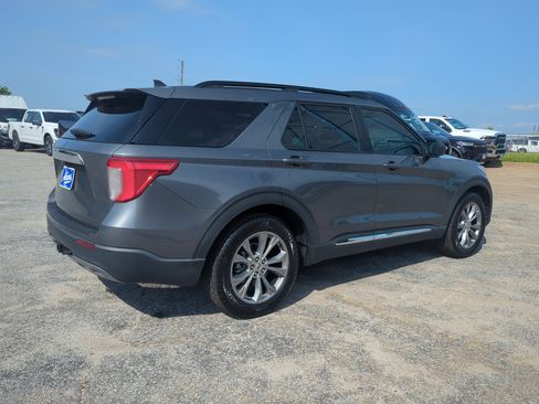 Certified 2022 Ford Explorer XLT w/ Equipment Group 202A RWD image 3