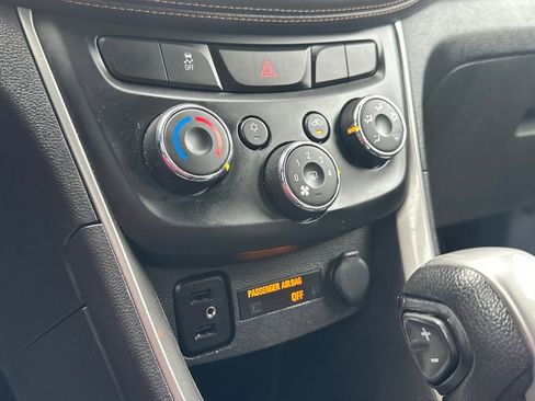 Used 2018 Chevrolet Trax LT w/ LT Convenience Package image 27