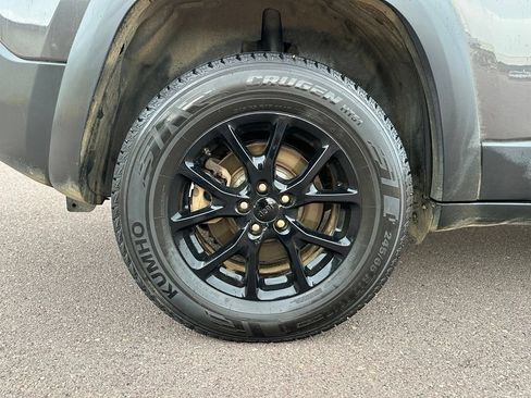 Used 2018 Jeep Cherokee Trailhawk AWD/4WD image 38