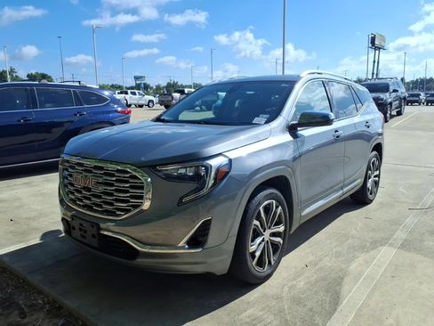 Used 2020 GMC Terrain Denali w/ Denali Premium Package FWD image 9