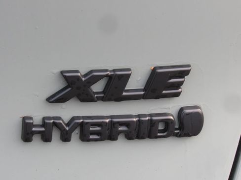 Used 2021 Toyota RAV4 XLE Premium AWD/4WD image 8