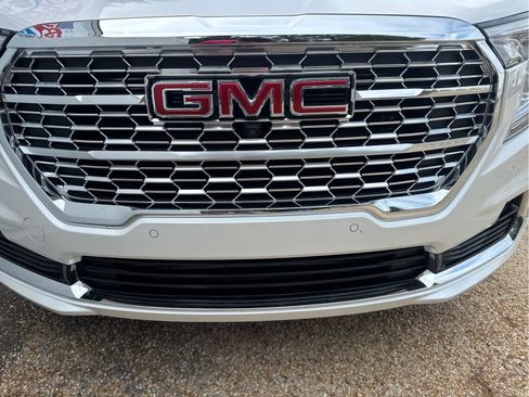 Used 2022 GMC Terrain Denali w/ Denali Premium Package AWD/4WD image 11