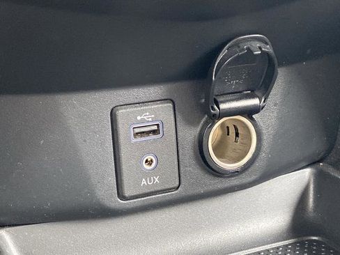 Used 2017 Nissan Rogue SV w/ SV Premium Package image 23