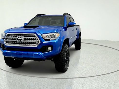 Used 2017 Toyota Tacoma TRD Sport AWD/4WD image 8