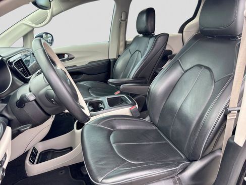Used 2018 Chrysler Pacifica Limited w/ Advanced Safetytec Group FWD image 19