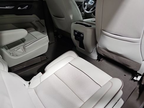 Used 2024 GMC Yukon Denali w/ Advanced Technology Package image 11