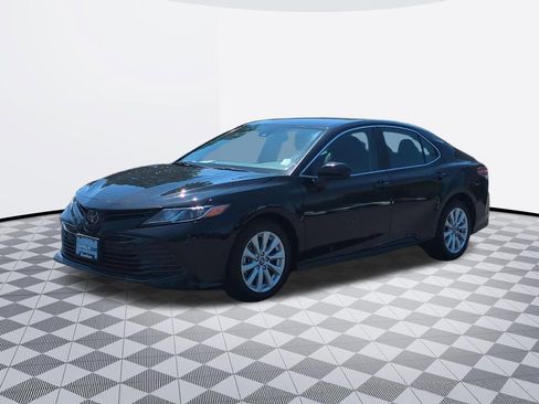 Used 2019 Toyota Camry FWD image 2