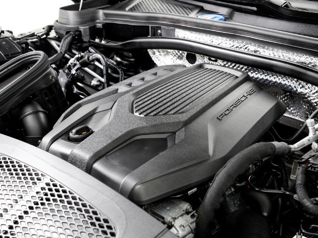 Certified 2026 Porsche Macan AWD/4WD image 28
