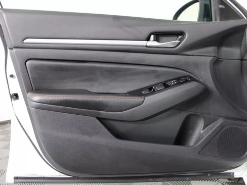 Used 2024 Nissan Altima 2.5 SR FWD image 37