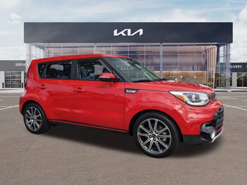 Certified 2017 Kia Soul ! w/ Tech Package image 2