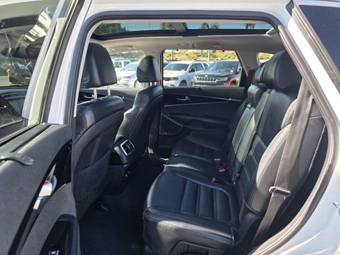 Used 2019 Kia Sorento SX image 18