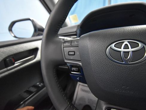 Used 2025 Toyota Camry XLE AWD/4WD image 10