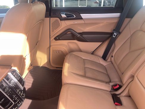 Used 2018 Porsche Cayenne Platinum Edition image 24