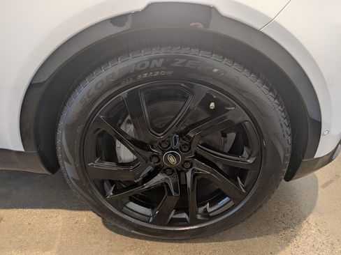 Used 2024 Land Rover Discovery Dynamic SE image 7