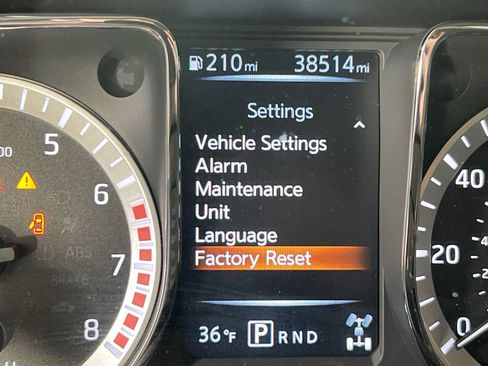 Used 2018 Nissan Titan SV image 12