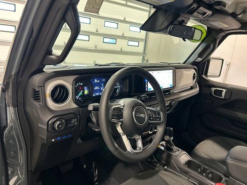 Certified 2025 Jeep Wrangler Unlimited Sahara AWD/4WD image 17