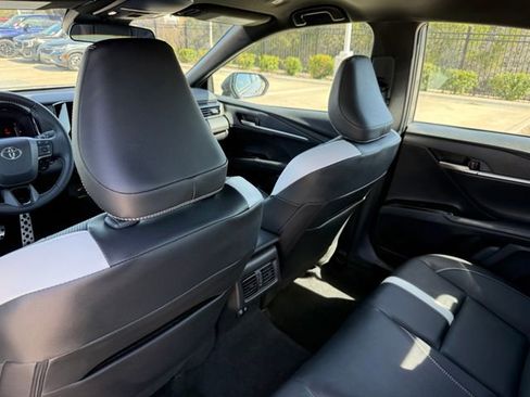 Used 2025 Toyota Camry SE image 27
