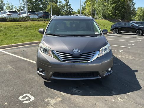 Used 2015 Toyota Sienna XLE w/ XLE Navigation Package FWD image 3