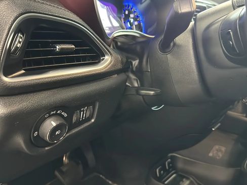 Used 2019 Chrysler Pacifica Limited FWD image 23