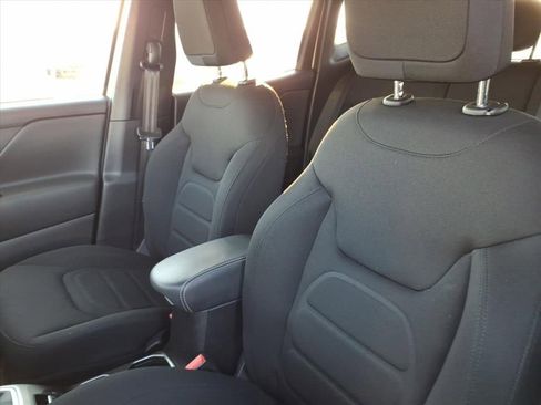 Certified 2022 Jeep Renegade Latitude w/ Convenience Group image 11