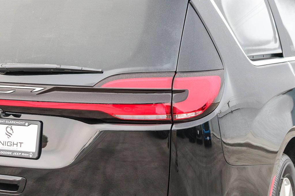 New 2027 Chrysler Pacifica Select FWD image 10