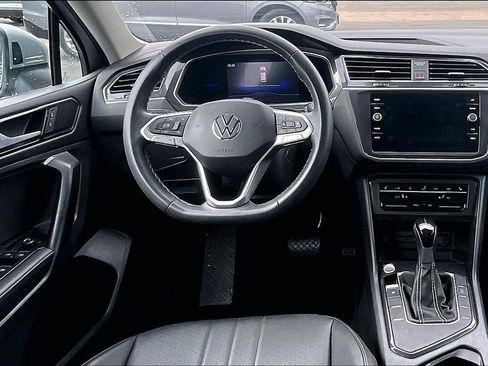 Used 2023 Volkswagen Tiguan SE w/ Panoramic Sunroof Package FWD image 5